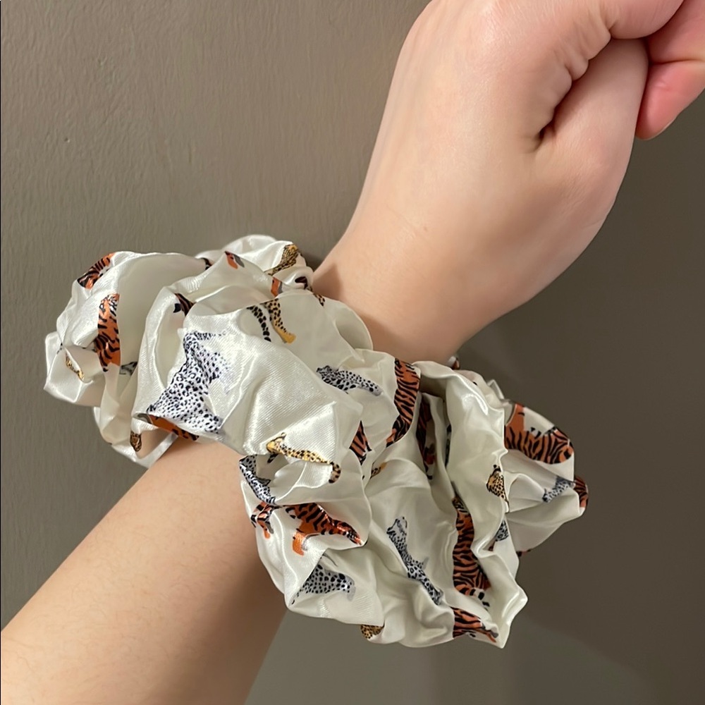 XXL Tiger Leopard Print Scrunchie Set - White and Orange